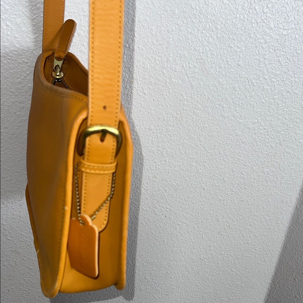 SOLD. 💛 COACH Butterscotch Glove-tanned Cowhide Leather Zippered Crossbody Bag! - Picture 3 of 9